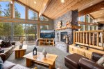 The Masters Lodge, Large Smart TV and Cozy Fireplace in Living Room